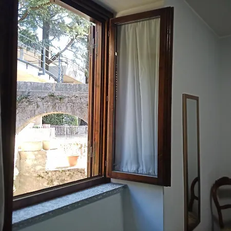 Casa Con Vista A Apartamento Nesso